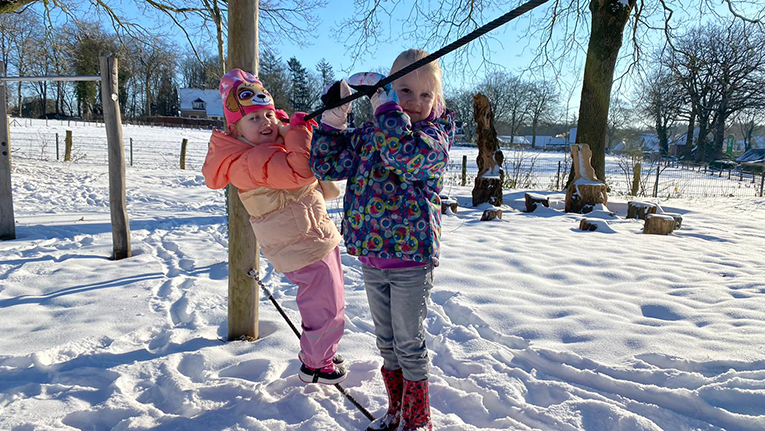 sneeuwfoto 2021 8 kinderen schoolplein