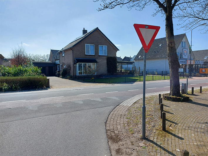 voorrangsbord heldringweg